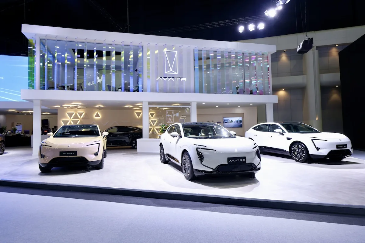 บูธ AVATR Flagship พร้อมโชว์ AVATR 11 และ AVATR 07 ในงาน Motor Expo 2025 บูธ AVATR ระดับ Flagship จัดแสดงรถยนต์ไฟฟ้าพรีเมียมในงานมหกรรมยานยนต์ ครั้งที่ 42