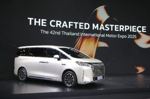 WEY G9 Hi4 มุมด้านหน้า 3/4 รถ MPV สุดหรูบนเวทีในงาน Motor Expo 2025