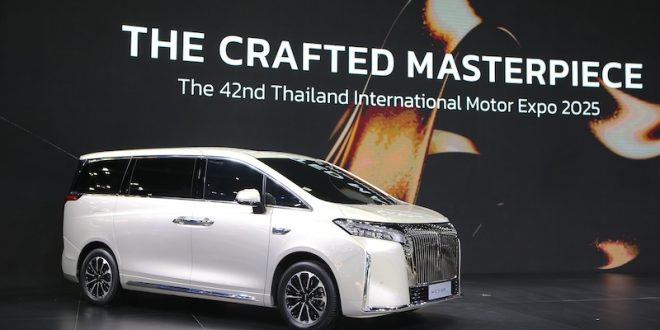 WEY G9 Hi4 มุมด้านหน้า 3/4 รถ MPV สุดหรูบนเวทีในงาน Motor Expo 2025