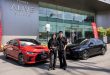แอลลี่ อชิรญา นิติพน และ โฟร์ท ณัฐวรรธน์ จิโรชน์ธิกุล พรีเซนเตอร์ NEW YARIS ATIV HEV รับรถรุ่น HEV GR SPORT ณ TOYOTA ALIVE