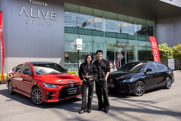 แอลลี่–โฟร์ท กับ NEW YARIS ATIV HEV GR SPORT ที่ TOYOTA ALIVE แอลลี่ อชิรญา นิติพน และ โฟร์ท ณัฐวรรธน์ จิโรชน์ธิกุล พรีเซนเตอร์ NEW YARIS ATIV HEV รับรถรุ่น HEV GR SPORT ณ TOYOTA ALIVE
