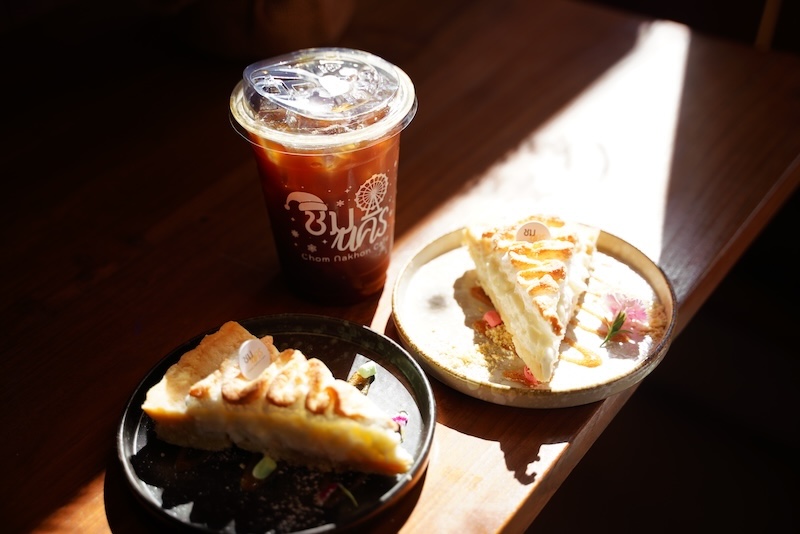 ชมนคร คาเฟ่ จุดแวะพักคาราวานอีซูซุ นครพนม เครื่องดื่มและขนมซิกเนเจอร์จากร้านชมนคร คาเฟ่ จุดแวะพักของคาราวานอีซูซุ จังหวัดนครพนม