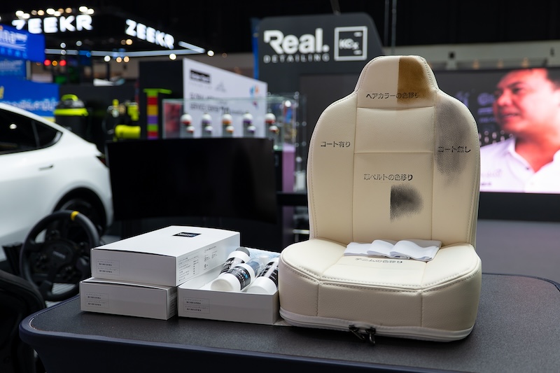 สาธิตผลิตภัณฑ์ดูแลเบาะหนัง Colourlock – Motor Expo 2025 ชุดสาธิตการปกป้องและดูแลเบาะหนังจาก Colourlock พร้อมผลิตภัณฑ์ตัวอย่างในงาน Motor Expo 2025