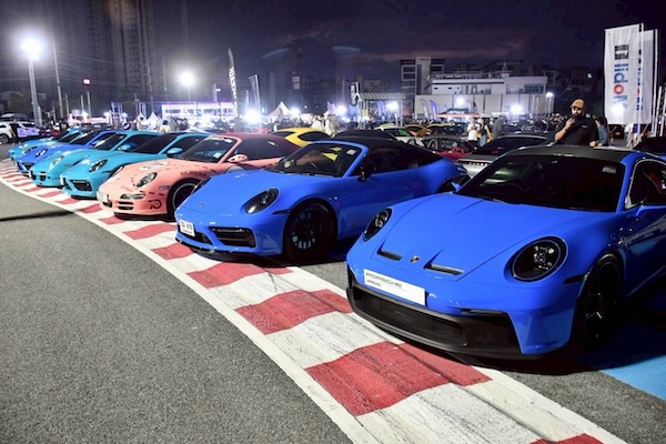 Porsche Blue & Pink Showcase – DAS TREFFEN X รถปอร์เช่หลากเฉดสีน้ำเงินและสีชมพูจอดเรียงในงาน DAS TREFFEN X ครบรอบ 10 ปี