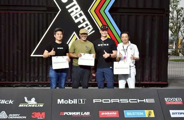 ตัวแทน Porsche และทีมงานร่วมฉลอง DAS TREFFEN X – 10 Years ตัวแทนปอร์เช่และผู้จัดงาน DAS TREFFEN X รับมอบของที่ระลึกร่วมกันในโอกาสครบรอบ 10 ปี