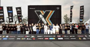 ผู้สนับสนุนและทีมงาน DAS TREFFEN X ถ่ายภาพรวมหน้าโลโก้ครบรอบ 10 ปี ที่อิมแพ็ค สปีดพาร์ค