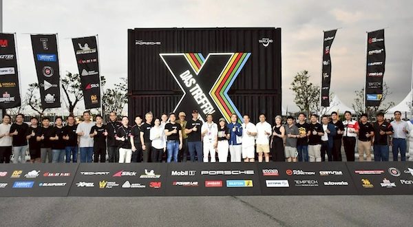 ผู้สนับสนุนและทีมงาน DAS TREFFEN X ถ่ายภาพรวมหน้าโลโก้ครบรอบ 10 ปี ที่อิมแพ็ค สปีดพาร์ค