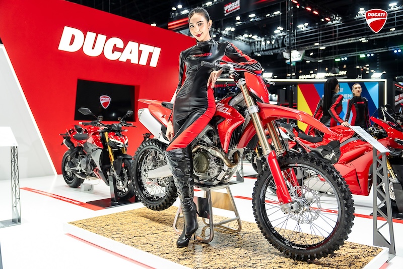 Ducati Desmo 450MX รุ่นใหม่ในงาน Motor Expo 2025 Ducati Desmo 450MX รถโมโตครอสรุ่นใหม่ พร้อมพริตตี้ประจำบูธในงาน Motor Expo 2025