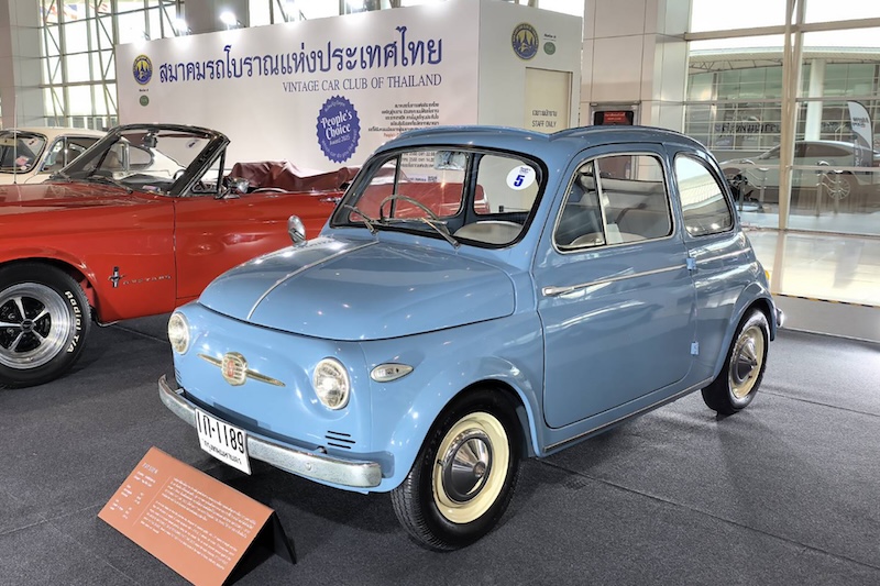 Fiat 500 N 1957 — People’s Choice Award 2025 อันดับ 2 Fiat 500 N ปี 1957 สีฟ้า เจ้าของรางวัล People’s Choice Award 2025 อันดับ 2 จากงานมหกรรมยานยนต์ ครั้งที่ 42