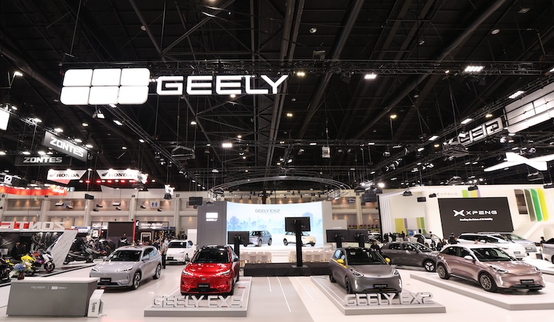 GEELY Booth Motor Expo 2025 รวมไลน์อัปรถยนต์ไฟฟ้า EX2 และ EX5 บูธ GEELY ในงาน Motor Expo 2025 จัดแสดงรถยนต์ไฟฟ้า EX2 และ EX5 แบบเต็มพื้นที่