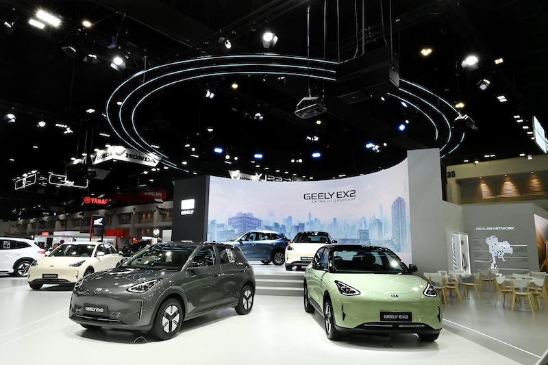 GEELY EX2 City EV Lineup ที่งาน Motor Expo 2025 GEELY EX2 รถยนต์ไฟฟ้าซิตี้คาร์จัดแสดงหลายสีที่งาน Motor Expo 2025