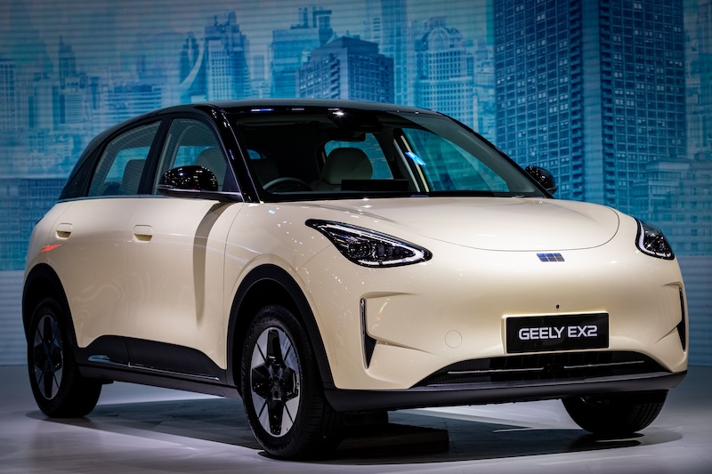 GEELY EX2 สีครีม รถไฟฟ้าซิตี้คาร์รุ่นใหม่ในไทย GEELY EX2 สีครีม รุ่นซิตี้คาร์ไฟฟ้า 100% ถ่ายภาพในงาน Motor Expo 2025