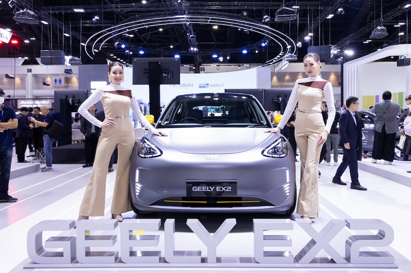 GEELY EX2 โชว์ตัวพร้อมพริตตี้ในงาน Motor Expo 2025 พริตตี้ยืนคู่ GEELY EX2 รถยนต์ไฟฟ้าซิตี้คาร์ในงาน Motor Expo 2025