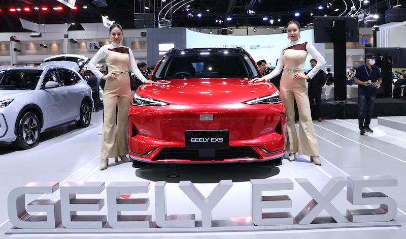 GEELY EX5 สีแดง รถอเนกประสงค์ไฟฟ้าดีไซน์สปอร์ต GEELY EX5 สีแดง รถยนต์ไฟฟ้าอเนกประสงค์ดีไซน์สปอร์ตจัดแสดงในงาน Motor Expo 2025