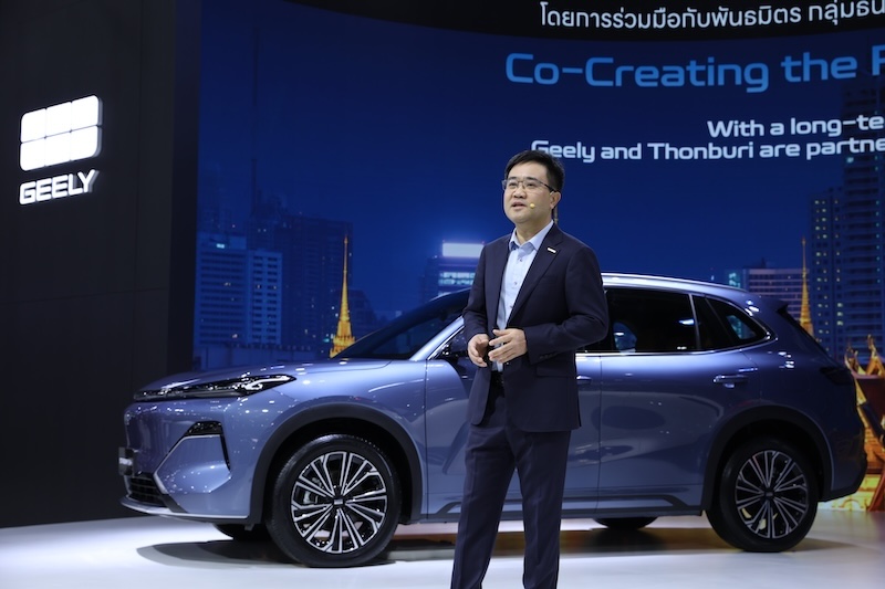 GEELY STARRAY EM-i เปิดตัวโดยผู้บริหารในงาน Motor Expo 2025 ผู้บริหาร GEELY กล่าวบนเวทีระหว่างการเปิดตัว GEELY STARRAY EM-i รถปลั๊กอินไฮบริดรุ่นใหม่ ในงาน Motor Expo 2025
