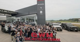 กลุ่มผู้เข้าร่วม TANK Off-Road Academy ถ่ายภาพร่วมกันหน้า GWM Chiangmai