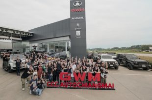 กลุ่มผู้เข้าร่วม TANK Off-Road Academy ถ่ายภาพร่วมกันหน้า GWM Chiangmai