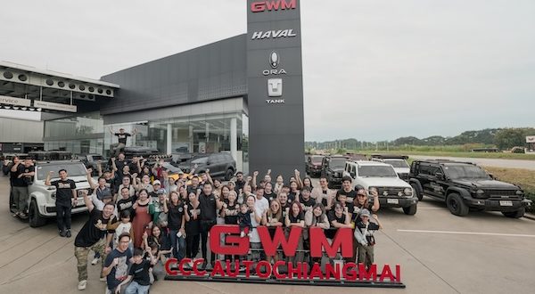 กลุ่มผู้เข้าร่วม TANK Off-Road Academy ถ่ายภาพร่วมกันหน้า GWM Chiangmai