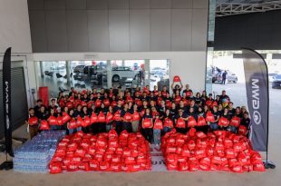 ทีมอาสาสมัคร GWM และพนักงานรวมตัวเตรียมถุงยังชีพจำนวนมากก่อนลงพื้นที่ช่วยเหลือผู้ประสบอุทกภัยภาคใต้