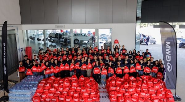 ทีมอาสาสมัคร GWM และพนักงานรวมตัวเตรียมถุงยังชีพจำนวนมากก่อนลงพื้นที่ช่วยเหลือผู้ประสบอุทกภัยภาคใต้