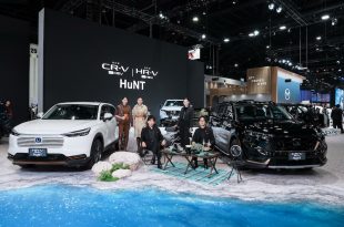 โซนจัดแสดง Honda CR-V e:HEV และ HR-V e:HEV รุ่นตกแต่งพิเศษ HuNT ในงาน Motor Expo 2025 พร้อมทีมงานยืนประกอบฉากธีมแคมป์ปิ้ง