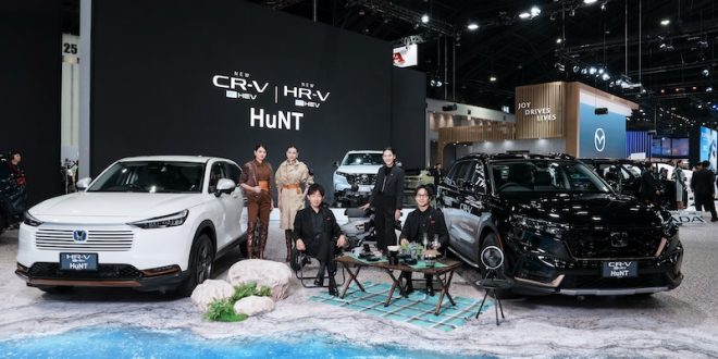 โซนจัดแสดง Honda CR-V e:HEV และ HR-V e:HEV รุ่นตกแต่งพิเศษ HuNT ในงาน Motor Expo 2025 พร้อมทีมงานยืนประกอบฉากธีมแคมป์ปิ้ง