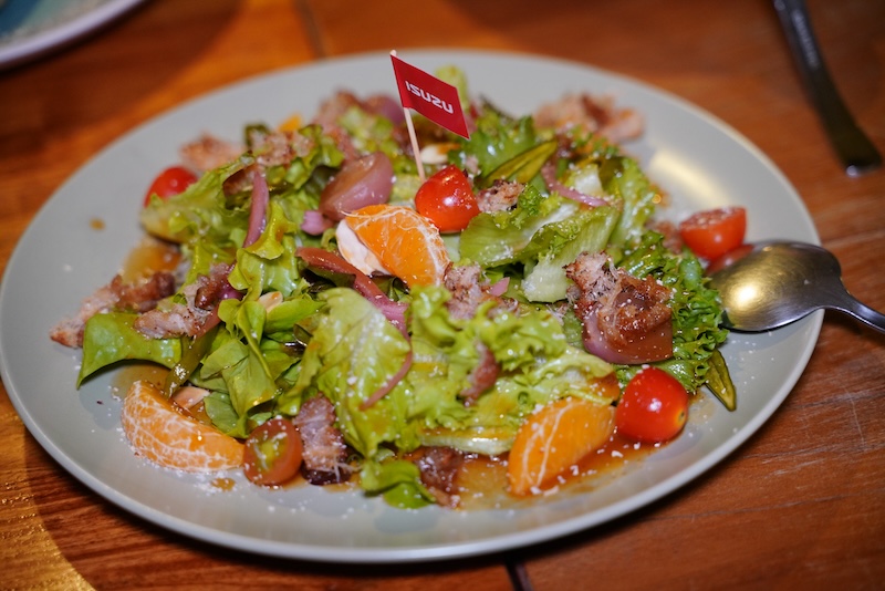 เมนูสลัดอีสานฟิวชัน ร้าน House Number 1712 สกลนคร จุดแวะสำคัญของทริปคาราวานอีซูซุ สลัดผักอีสานฟิวชัน จัดเสิร์ฟอย่างสร้างสรรค์ ที่ร้าน House Number 1712 จังหวัดสกลนคร หนึ่งในไฮไลท์ทริปคาราวานอีซูซุ