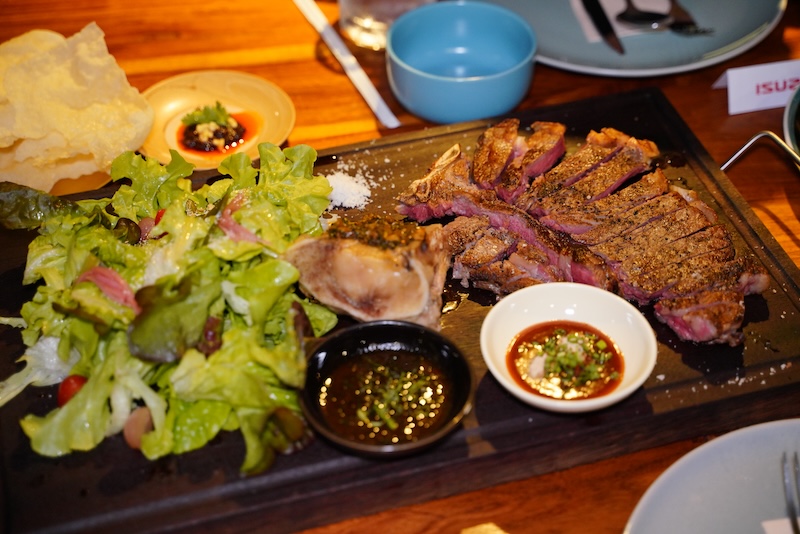 อาหารอีสานฟิวชันระดับพรีเมียม ร้าน House Number 1712 สกลนคร ในทริปคาราวาน ISUZU Ddi MAXFORCE เมนูสเต๊กเนื้อย่างสไตล์อีสานฟิวชัน เสิร์ฟพร้อมสลัดผักสด จากร้าน House Number 1712 สกลนคร ระหว่างทริปคาราวานอีซูซุ Ddi MAXFORCE