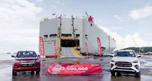 อีซูซุจัดแสดงรถดีแมคซ์และมิว-เอ็กซ์หน้าเรือขนส่ง ฉลองยอดส่งออกครบ 3 ล้านคันจากประเทศไทย