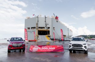 อีซูซุจัดแสดงรถดีแมคซ์และมิว-เอ็กซ์หน้าเรือขนส่ง ฉลองยอดส่งออกครบ 3 ล้านคันจากประเทศไทย