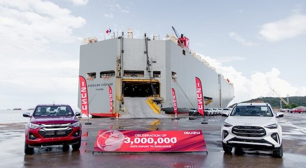 อีซูซุจัดแสดงรถดีแมคซ์และมิว-เอ็กซ์หน้าเรือขนส่ง ฉลองยอดส่งออกครบ 3 ล้านคันจากประเทศไทย
