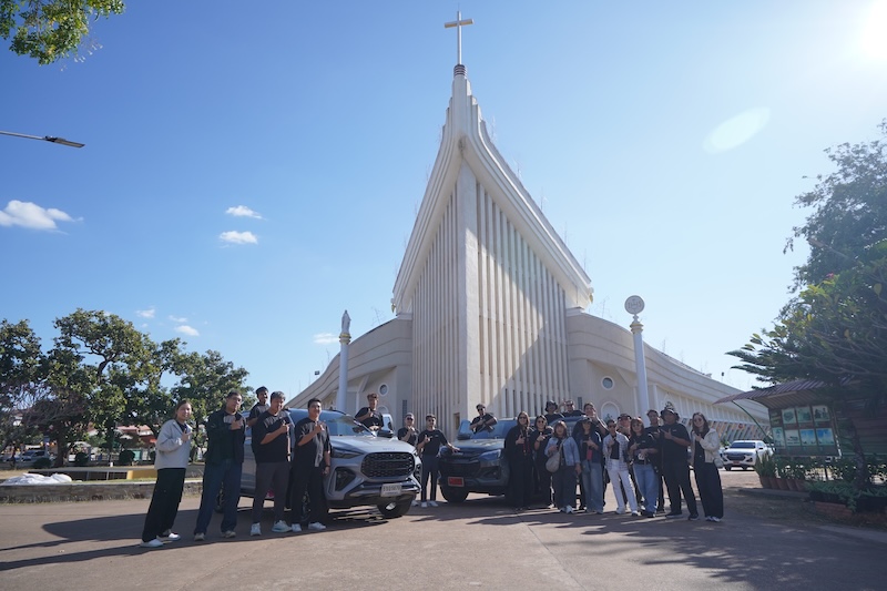 คาราวาน ISUZU Ddi MAXFORCE ท่าแร่ สกลนคร ภาพหมู่คาราวานอีซูซุ Ddi MAXFORCE ณ อาสนวิหารอัครเทวดามีคาแอล ท่าแร่