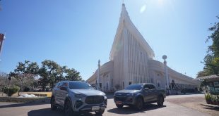 คาราวานอีซูซุ Ddi MAXFORCE ถ่ายภาพร่วมกับอาสนวิหารอัครเทวดามีคาแอล ท่าแร่ จังหวัดสกลนคร