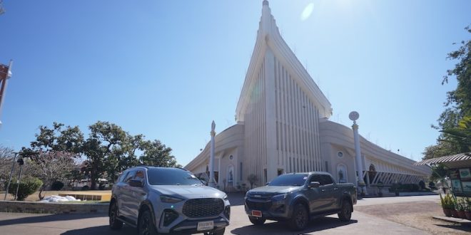 คาราวานอีซูซุ Ddi MAXFORCE ถ่ายภาพร่วมกับอาสนวิหารอัครเทวดามีคาแอล ท่าแร่ จังหวัดสกลนคร