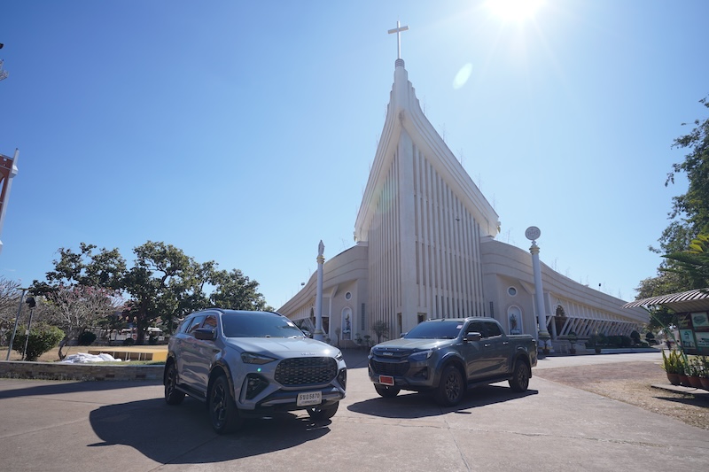 คาราวาน ISUZU Ddi MAXFORCE ณ อาสนวิหารอัครเทวดามีคาแอล ท่าแร่ คาราวานอีซูซุ Ddi MAXFORCE ถ่ายภาพร่วมกับอาสนวิหารอัครเทวดามีคาแอล ท่าแร่ จังหวัดสกลนคร