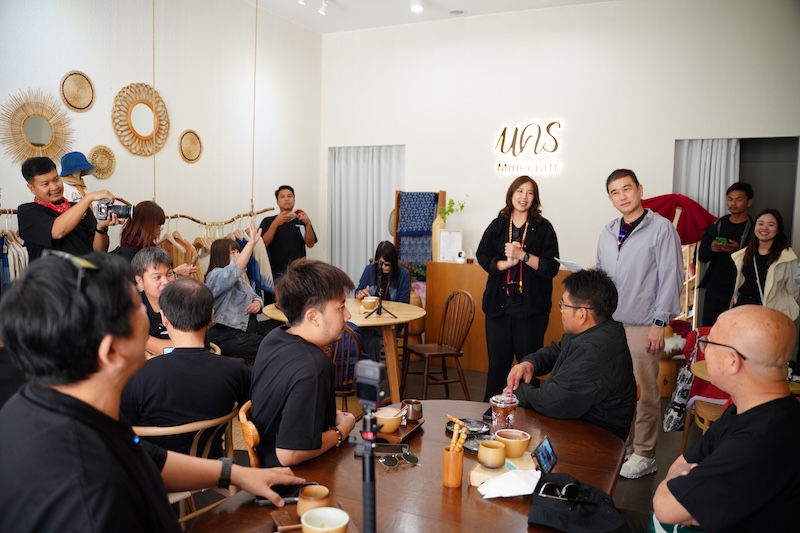 อีซูซุบรีฟเส้นทางทดสอบ Ddi MAXFORCE ก่อนเริ่มคาราวาน บรรยากาศการบรีฟเส้นทางทดสอบรถ ISUZU Ddi MAXFORCE ก่อนออกเดินทางสู่จังหวัดสกลนคร