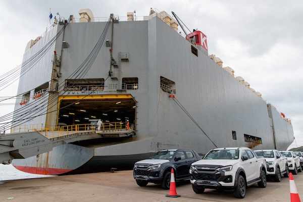 รถอีซูซุเตรียมส่งออกจากไทยสู่ตลาดโลก รถกระบะอีซูซุดีแมคซ์เตรียมขึ้นเรือขนส่งสินค้าขนาดใหญ่สำหรับการส่งออกจากประเทศไทยไปยังตลาดโลก