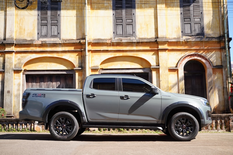 ISUZU V-CROSS 4x4 Ddi MAXFORCE ISUZU V-CROSS 4x4 Ddi MAXFORCE ถ่ายภาพกับอาคารเก่าสกลนคร