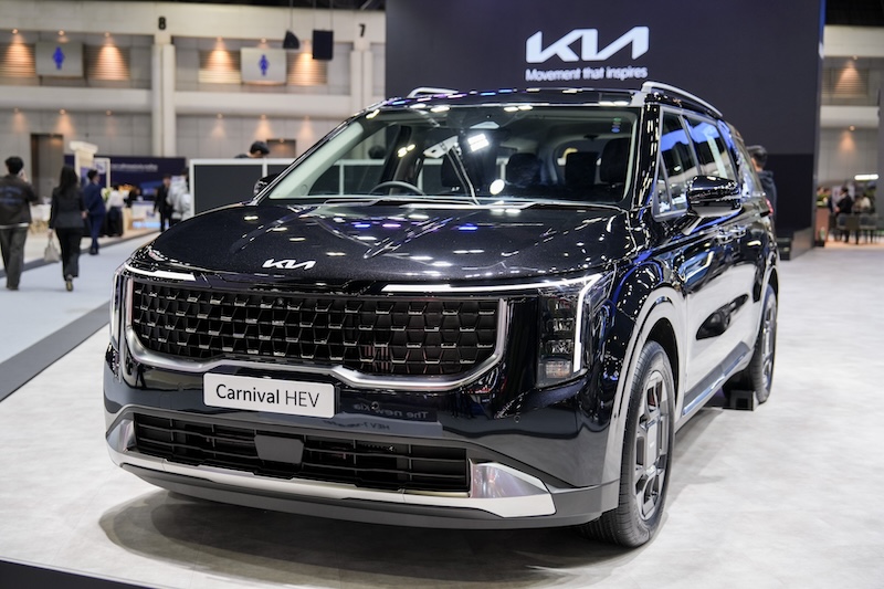 Kia Carnival HEV สีดำ – 7 ที่นั่ง Motor Expo 2025 Kia Carnival HEV สีดำ รุ่น 7 ที่นั่ง เปิดตัวในงาน Motor Expo 2025