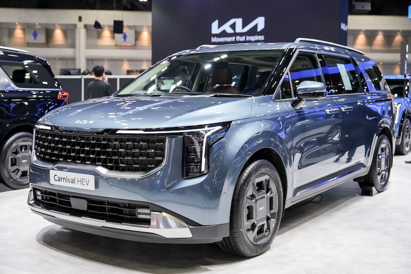 Kia Carnival HEV สีฟ้าเทา – 7 ที่นั่ง Motor Expo 2025 Kia Carnival HEV สีฟ้าเทา รุ่น 7 ที่นั่ง จัดแสดงในงาน Motor Expo 2025