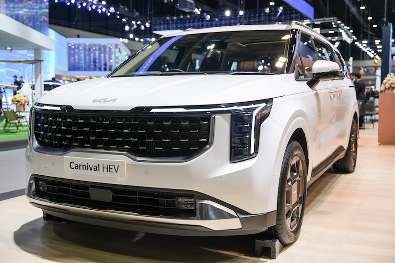 Kia Carnival HEV สีขาว – เปิดตัวรุ่นใหม่ Motor Expo 2025 Kia Carnival HEV สีขาว รุ่นใหม่ 7 ที่นั่ง เปิดตัวในงาน Motor Expo 2025
