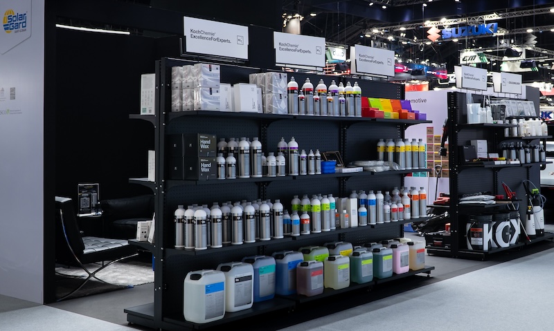 ผลิตภัณฑ์ Koch-Chemie ในงาน Motor Expo 2025 ชั้นวางผลิตภัณฑ์ Koch-Chemie สำหรับงานดีเทลลิ่ง ภายในบูธ Solar Gard และ Real Detailing ในงาน Motor Expo 2025