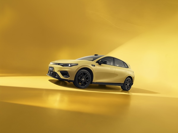 Leapmotor Lafa5 รถยนต์ไฟฟ้ารุ่นใหม่ดีไซน์แฮชท์แบ็ค รถยนต์ไฟฟ้า Leapmotor Lafa5 สีเหลือง รุ่นใหม่ล่าสุดในจีน พร้อมดีไซน์แบบแฮชท์แบ็คในสตูดิโอพื้นหลังสีเหลือง