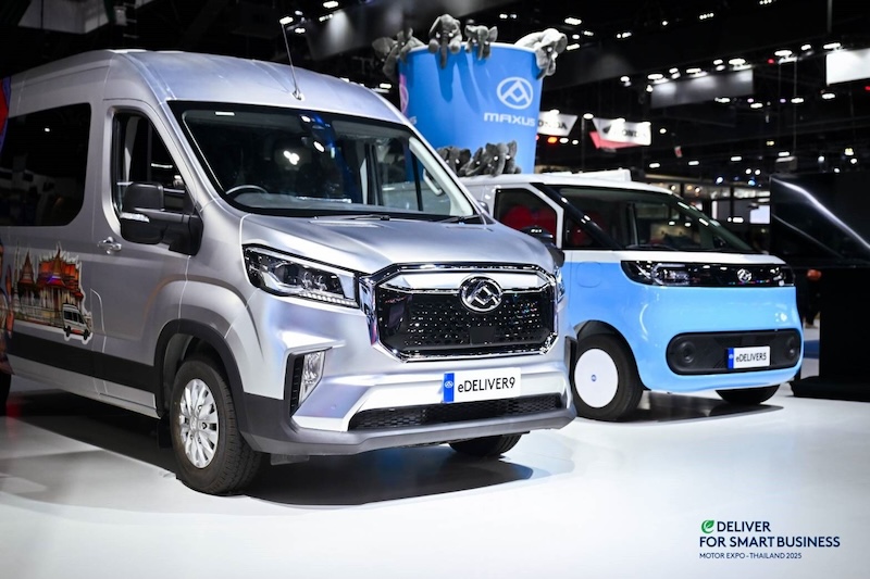 ด้านหน้าของ MAXUS eDeliver9 และ eDeliver5 ที่งาน Motor Expo 2025 รถตู้ไฟฟ้า MAXUS eDeliver9 และ eDeliver5 มุมด้านหน้าในงาน Motor Expo 2025