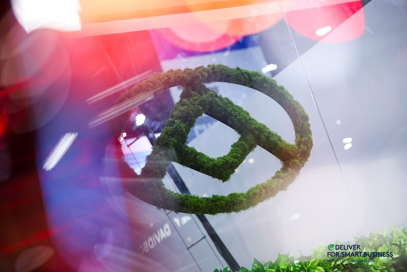 โลโก้ MAXUS เชิงสัญลักษณ์ความยั่งยืนในงาน Motor Expo 2025 โลโก้ MAXUS ตกแต่งด้วยมอสสีเขียว สื่อถึงแนวคิดยานยนต์พาณิชย์ที่ยั่งยืนในงาน Motor Expo 2025