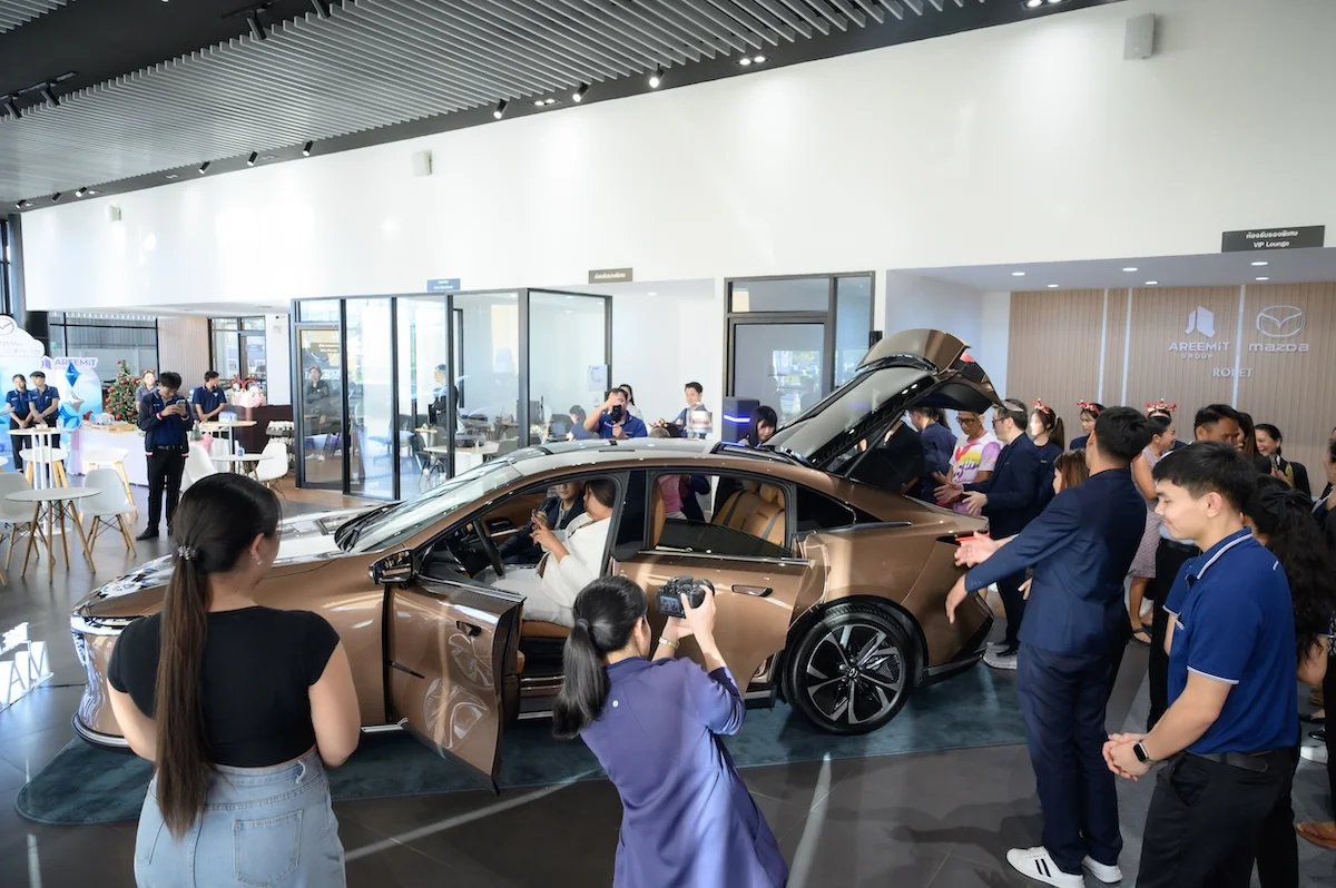 ทดลองสัมผัส Mazda6e รถไฟฟ้ารุ่นแรกจากมาสด้า บรรยากาศลูกค้าทดลองชมพื้นที่เก็บสัมภาระของ The All-Electric Mazda6e ภายในโชว์รูม