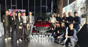 ทีมงานมาสด้าถ่ายภาพร่วมกับ The All-Electric Mazda6e ในงาน Mazda6e Electric Showcase