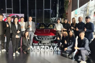 ทีมงานมาสด้าถ่ายภาพร่วมกับ The All-Electric Mazda6e ในงาน Mazda6e Electric Showcase