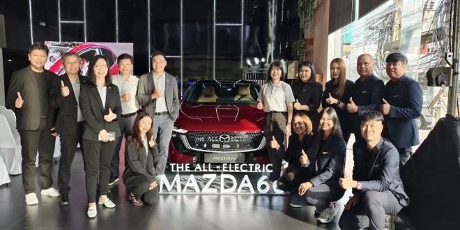 ทีมงานมาสด้าถ่ายภาพร่วมกับ The All-Electric Mazda6e ในงาน Mazda6e Electric Showcase