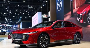 รถยนต์ไฟฟ้า Mazda6e สีแดง จัดแสดงบนเวทีในงาน Motor Expo 2025 โดดเด่นด้วยดีไซน์ NeoFastback และไฟหน้าแบบใหม่